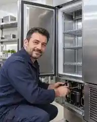 Endüstriyel Derin Dondurucu üzerinde çalışan teknisyen